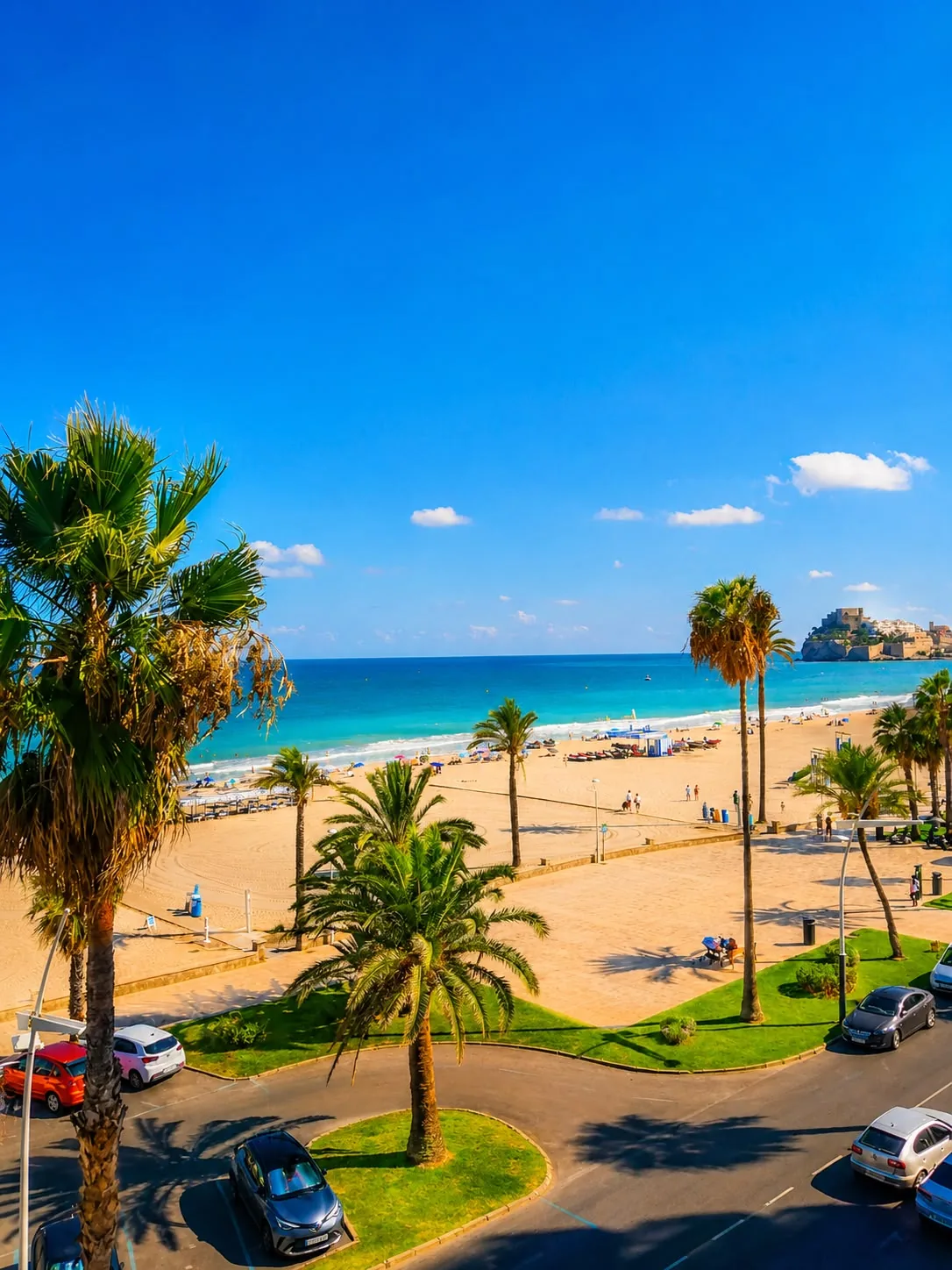 Vue de jour depuis l'appartement sur la plage, les palmiers, la mer et le château de Peñíscola