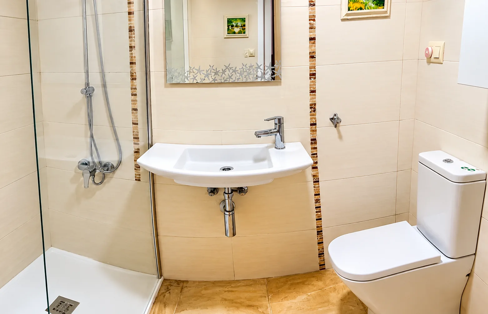 Salle de bains avec douche à l'italienne et paroi vitrée, lavabo et WC